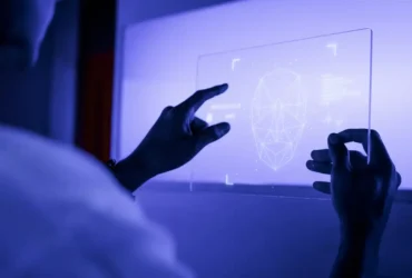designer usando uma tecnologia futurista de tela de tablet digital transparente