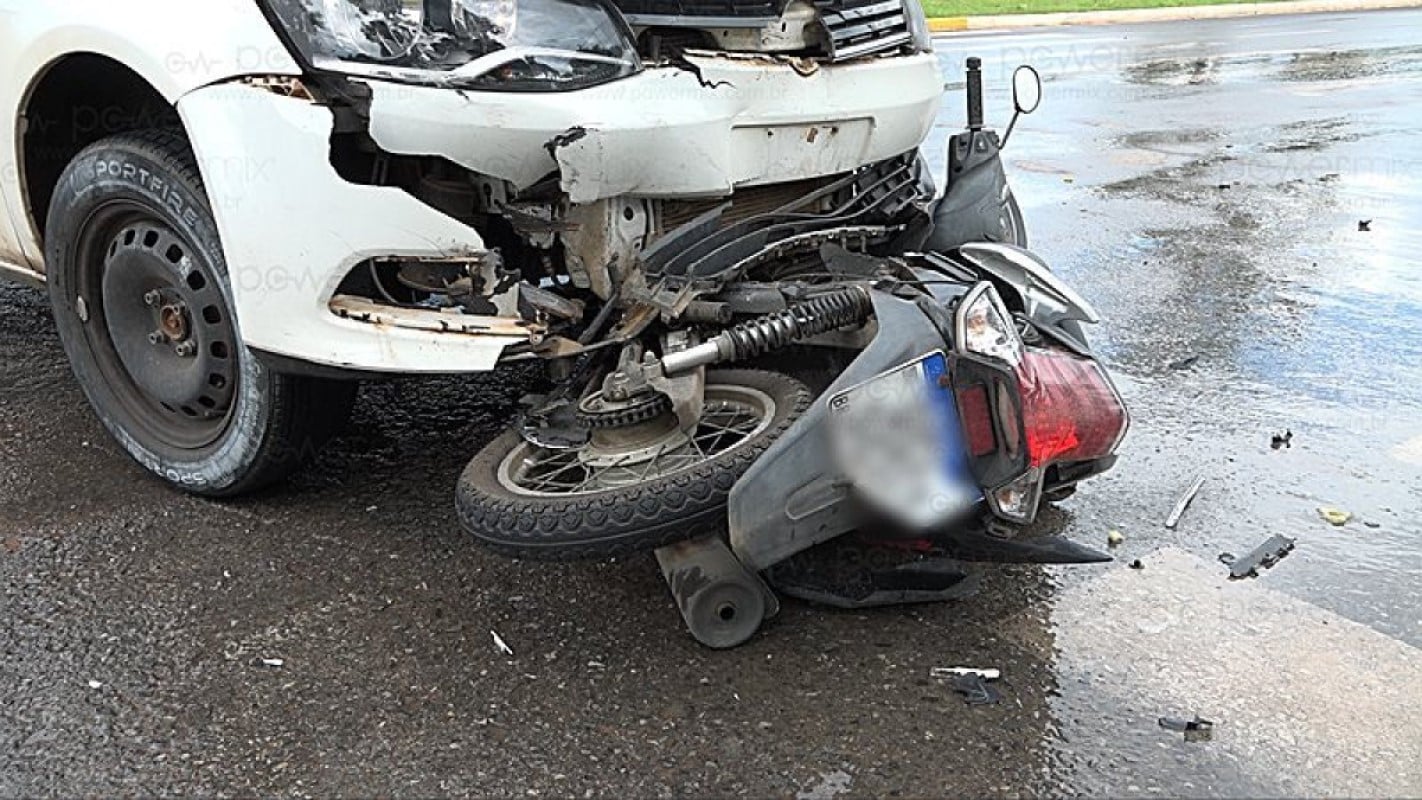 Motociclista fica ferido em acidente após carro invadir preferencial em Nova Mutum