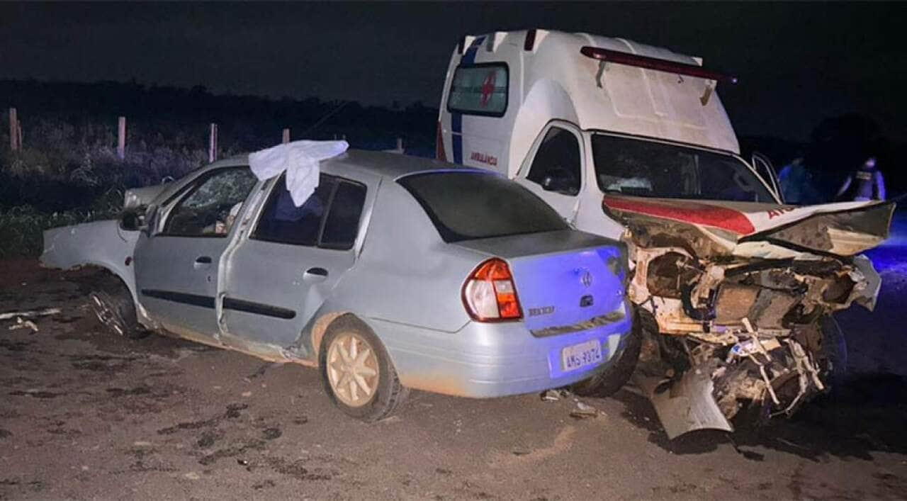 Renault Clio e ambulância batem de frente deixa jovem morto em MT