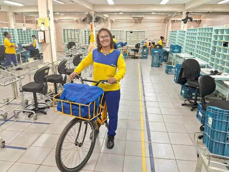 Brasília (DF) 24/01/2022 – A carteira Marcia Costa, conversa com a Agência Brasil, no centro de distribuiçaõ dos Correios. Fala sobre o dia nacional da Carteira e do Carteiro. Foto: Rubens dos Santos Rocha/Correios