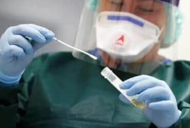 Covid-19: OMS cita aumento de casos e queda alarmante na vacinação