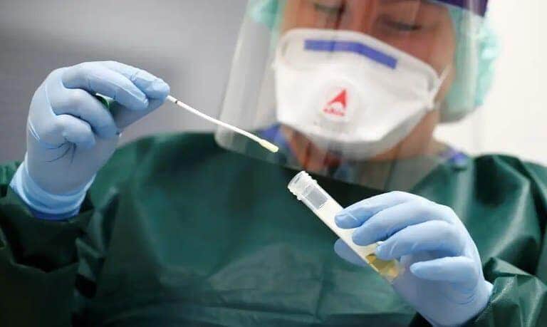 Covid-19: OMS cita aumento de casos e queda alarmante na vacinação