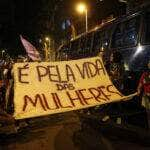 Ativistas vão às ruas do centro do Rio de Janeiro em marcha pela legalização do aborto na América Latina. Por: Fernando Frazão/Agência Brasil