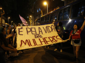 Ativistas vão às ruas do centro do Rio de Janeiro em marcha pela legalização do aborto na América Latina. Por: Fernando Frazão/Agência Brasil