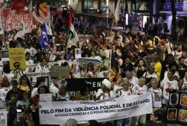 Rio de Janeiro (RJ), 24/08/2023 - Integrantes do movimento negro protestam contra a violência policial em caminhada na região da Candelária, centro da cidade. Foto: Fernando Frazão/Agência Brasil