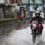 Moradores e comerciantes da comunidade de Rio das Pedras, zona oeste da cidade, sofrem com alagamentos devido às chuvas intensas que causaram estragos em vários pontos do Estado do Rio de Janeiro. Por: Fernando Frazão/Agência Brasil