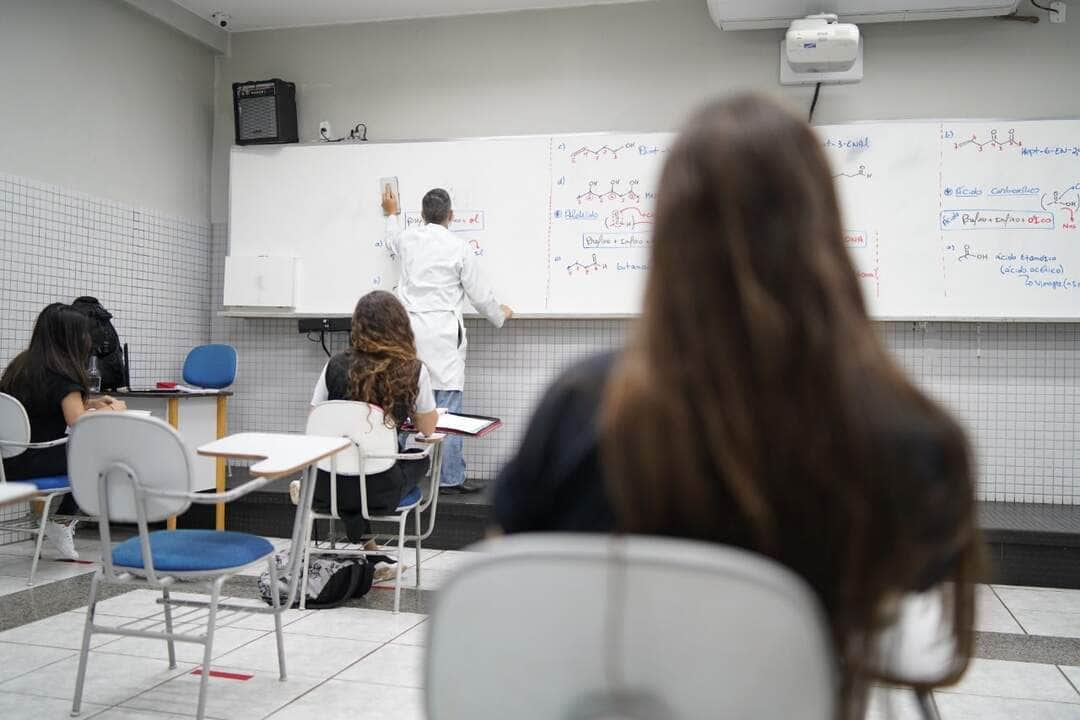 Escolas adotam medidas de segurança contra a covid-19 na volta presencial às aulas. Por: Studio Formatura/Galois