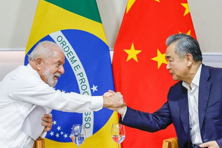 Lula se reúne com chanceler chinês em encontro preparatório para visita do presidente da China - Foto: Ricardo Stuckert/PR
