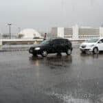 Chove em Brasília na tarde desta quarta-feira (Valte Campanato/Agência Brasil) Por: 03 15:00:12