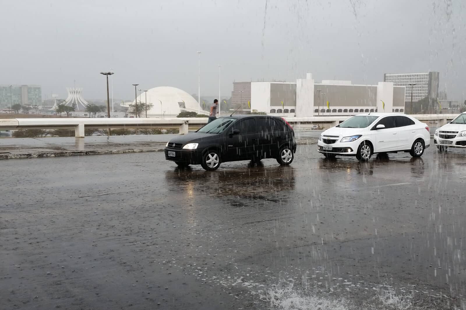 Chove em Brasília na tarde desta quarta-feira (Valte Campanato/Agência Brasil) Por: 03 15:00:12