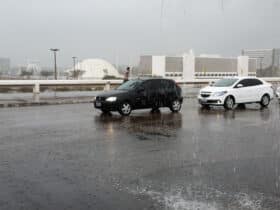 Chove em Brasília na tarde desta quarta-feira (Valte Campanato/Agência Brasil) Por: 03 15:00:12