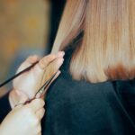 mulher cortando cabelo - Fotos do Canva