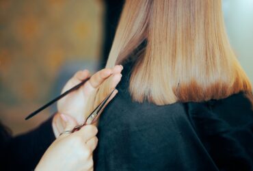 mulher cortando cabelo - Fotos do Canva