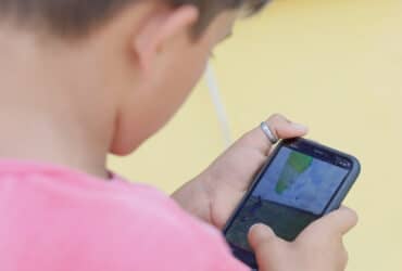 Crianças assistem vídeos em celulares conectados no programa “Wi-fi na Praça” Por: Isac Nobrega/ PR