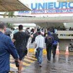 Estudantes chegam à faculdade Unieuro, em Brasília, para a realização da prova do Enade. Por: Antonio Cruz/ Agência Brasil