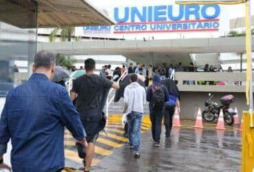 Estudantes chegam à faculdade Unieuro, em Brasília, para a realização da prova do Enade. Por: Antonio Cruz/ Agência Brasil