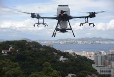 Rio de Janeiro (RJ) 05/01/2024 – Demonstração de drone semeador que será usado para despejar sementes durante mutirões de reflorestamento, no Mirante do Pedrão, em Botafogo. Foto: Fernando Frazão/Agência Brasil