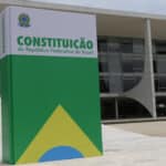 Brasília (DF) 08/01/2024 - Réplica da Costituição Brasileira é instalada em frente ao Congresso Nacional, Palácio do Planalto e STF. Foto:José Cruz/Agência Brasil