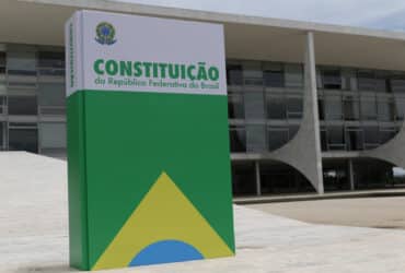 Brasília (DF) 08/01/2024 - Réplica da Costituição Brasileira é instalada em frente ao Congresso Nacional, Palácio do Planalto e STF. Foto:José Cruz/Agência Brasil