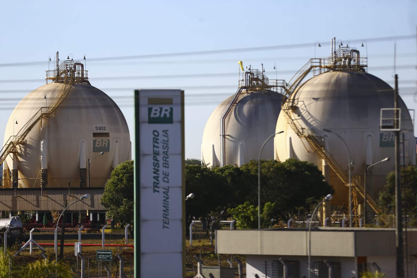 Reservatórios de combustíveis da transpetro, em Brasília. Por: Marcelo Camargo/Agência Brasil