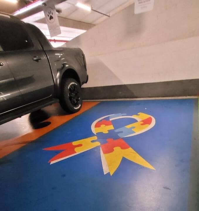 vagas estacionamento para autistas