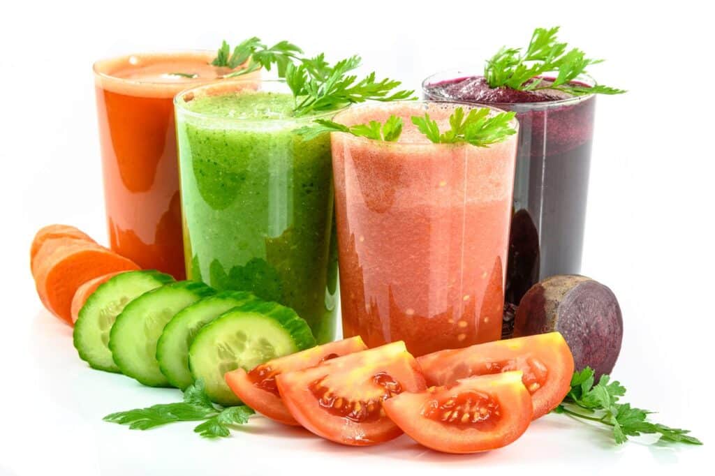 Uma limpeza de suco é um tipo de dieta que envolve consumir apenas sucos de frutas e vegetais 