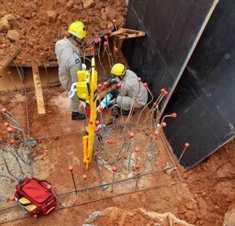 Bombeiros resgatam homem após queda de 4 metros em obra em Nova Mutum