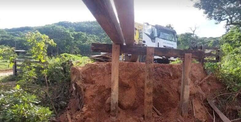 Ponte cai e deixa comunidade rural isolada após chuvas em Cáceres