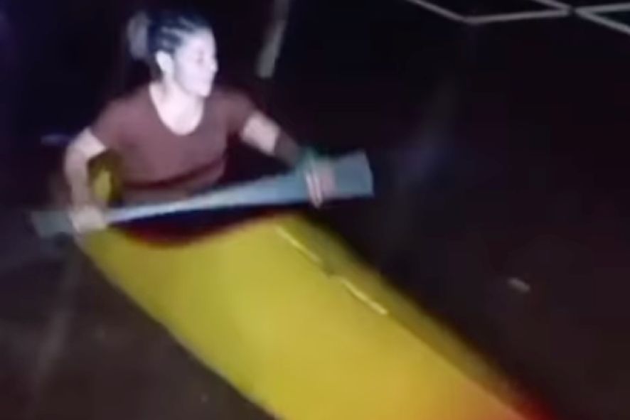 Moradora de cidade de Mato Grosso navega de caiaque dentro de casa após fortes chuvas 2 Um vídeo compartilhado nas redes sociais mostrou uma cena inusitada: uma moradora do bairro Vila Nova navegando de caiaque dentro de sua própria casa e no quintal