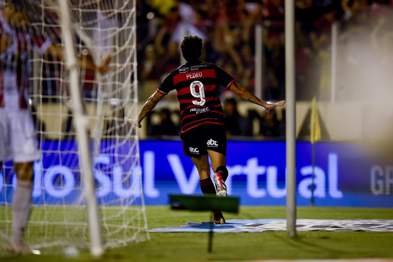Flamengo vence o Bangu nesta quinta (15) com hat trick de Pedro. Foto: Marcelo Cortes/CRF