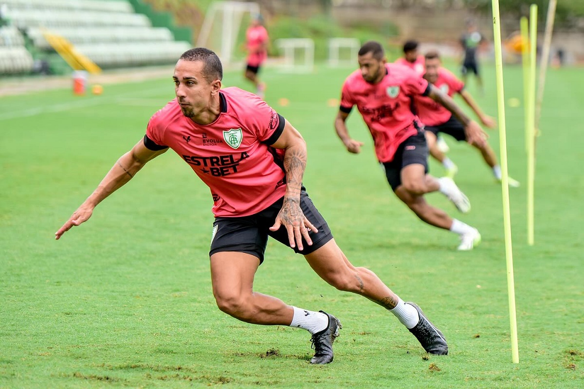 América x Atlético ao vivo; onde assistir, horário e escalações do clássico deste sábado (24) pelo Mineiro. Foto: Mourão Panda/América