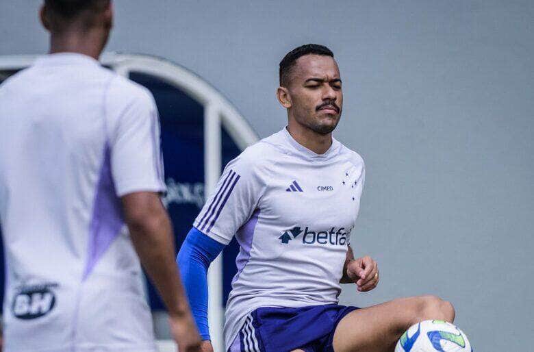 Pouso Alegre x Cruzeiro ao vivo; onde assistir, horário e escalações do jogo deste domingo (25) pelo Campeonato Mineiro. Foto: Staff Image