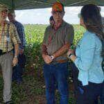 Blogueiro e produtor alemão elogia estrutura do agronegócio brasileiro em visita a Fundação Rio Verde de Pesquisas