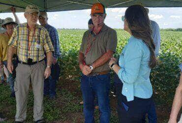 Blogueiro e produtor alemão elogia estrutura do agronegócio brasileiro em visita a Fundação Rio Verde de Pesquisas