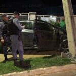 Motorista perde controle de carro e colide em muro e poste em Nova Mutum