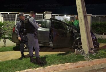 Motorista perde controle de carro e colide em muro e poste em Nova Mutum