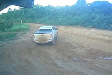 Vídeo mostra colisão entre caminhonetes na BR-174 em Juína
