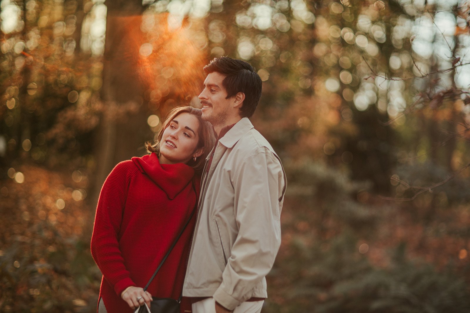 Casal romântico ao ar livre - Fotos do Canva