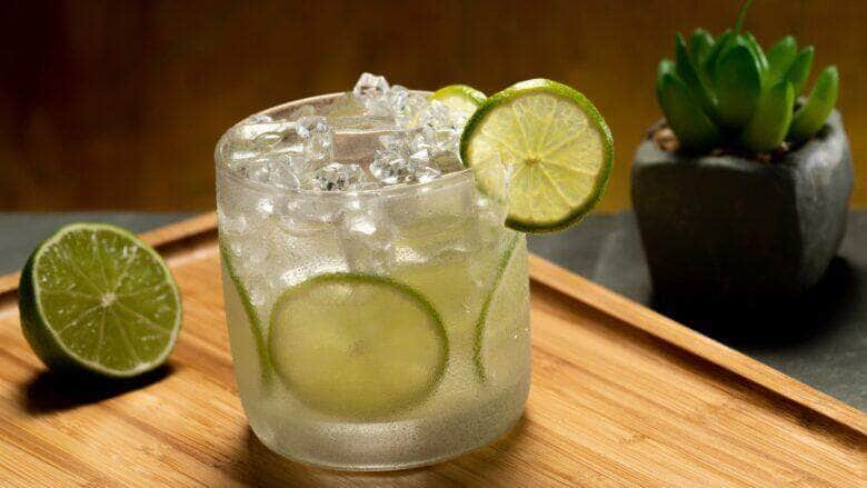 Como fazer caipirinha de limão