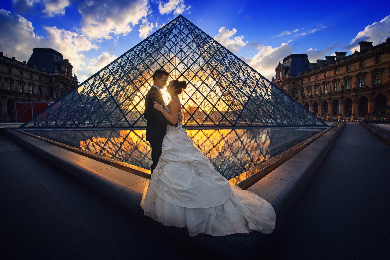 Fotografia de homem e mulher no Museu de Lourve durante o pôr do sol - Fotos do Canva