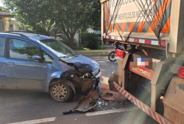 Motorista do Fiat Idea não se feriu no acidente.