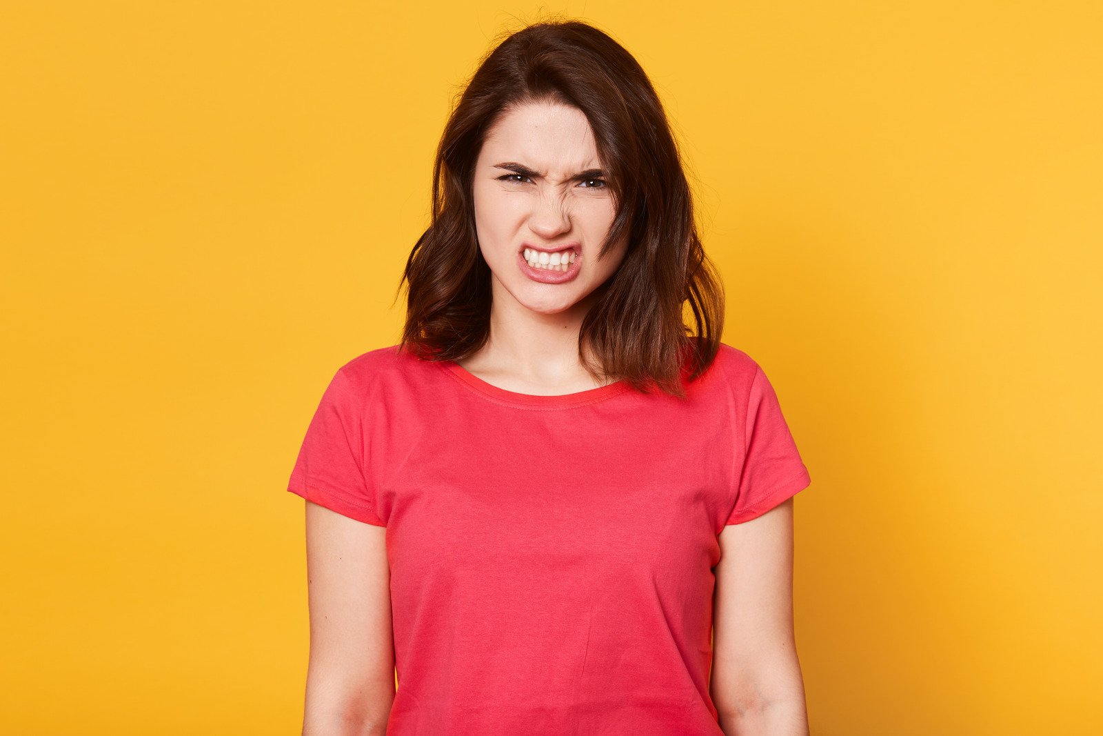 Imagem de uma mulher irritada e irritada com uma expressão facial desagradável - Fotos do Canva