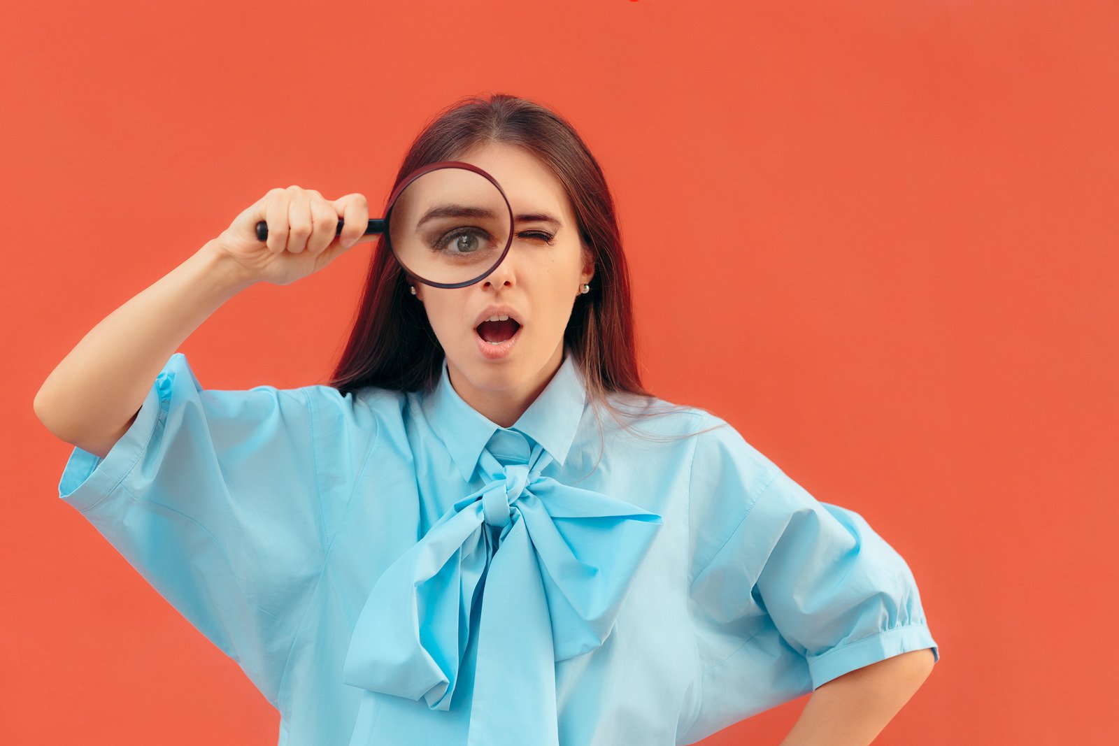 Menina engraçada curiosa segurando uma lupa - Fotos do Canva