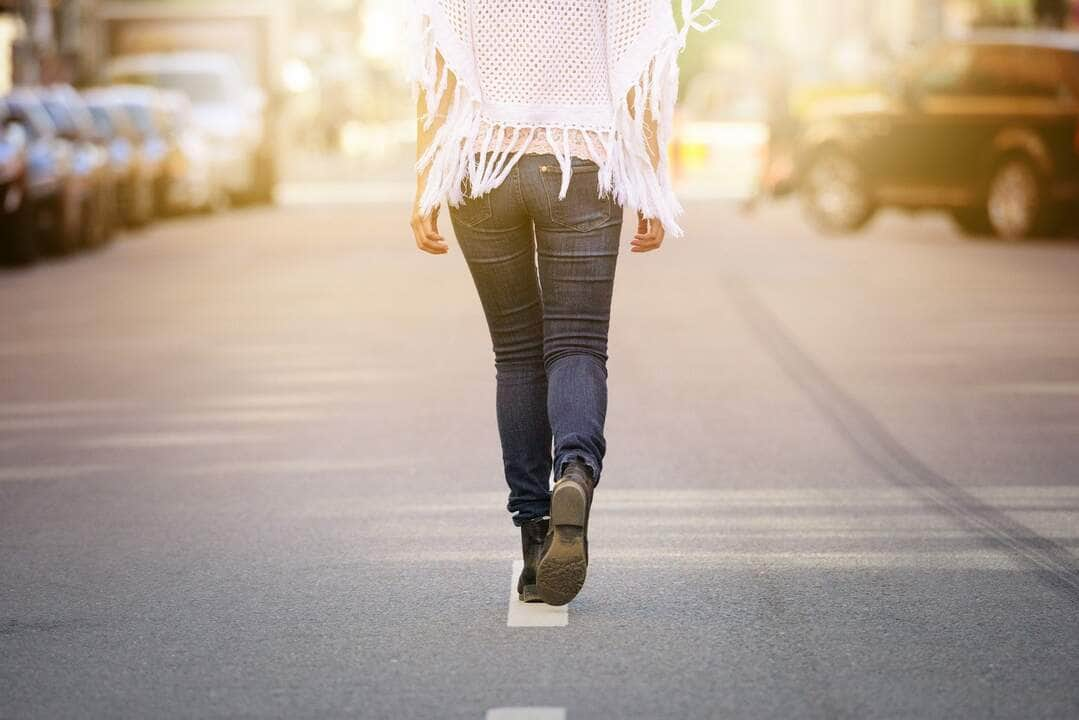 Mulher caminhando em direção a seus planejamentos - Fotos do Canva