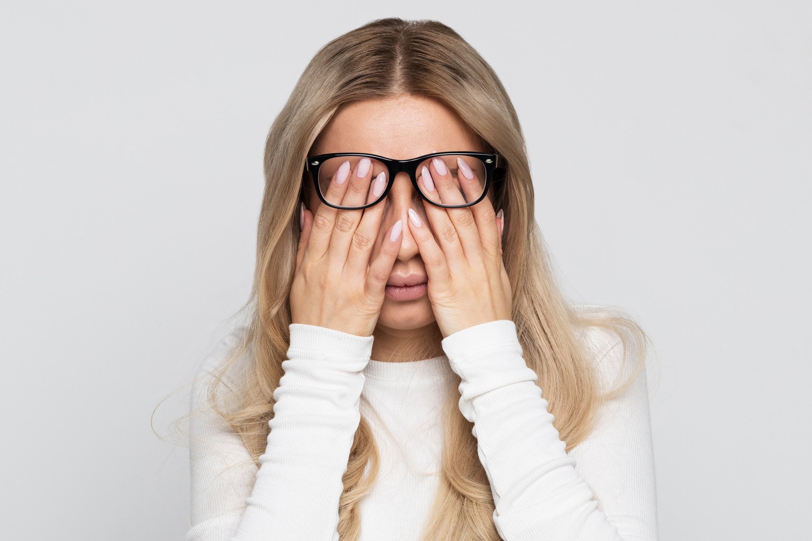 Mulher de óculos esfregando os olhos - Fotos do Canva