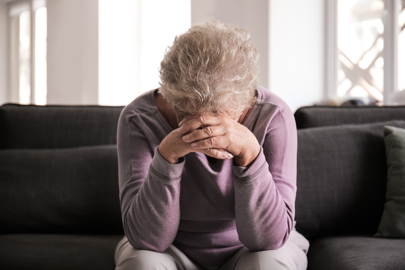 Mulher idosa deprimida em casa - Fotos do Canva