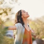 Mulher latina serena aprecia o pôr do sol com gratidão - Fotos do Canva