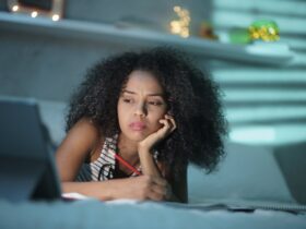 Mulher negra cansada estudando em casa com o laptop - Fotos do Canva