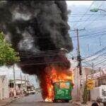 Incêndio em ônibus em Cuiabá assusta população e causa danos à rede elétrica