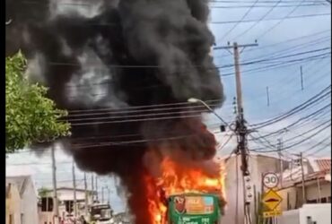 Incêndio em ônibus em Cuiabá assusta população e causa danos à rede elétrica
